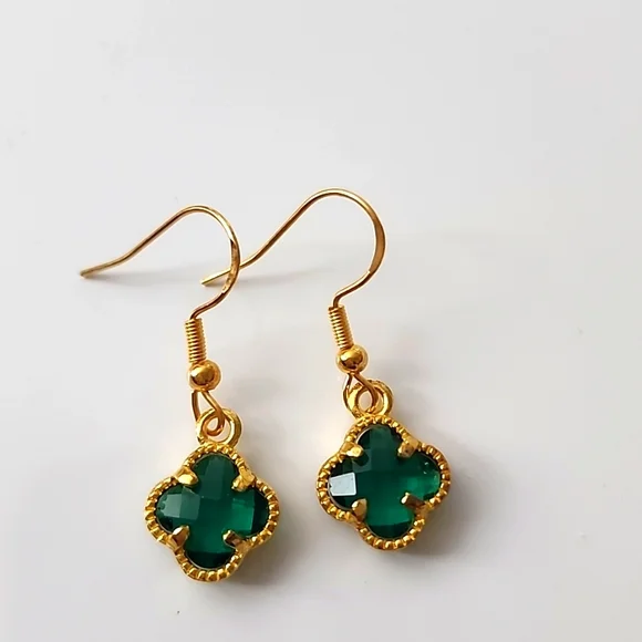 Clover Simulated Emerald Gold Plate sterling Silver Post Allergy Friendly - Picture 1 of 5